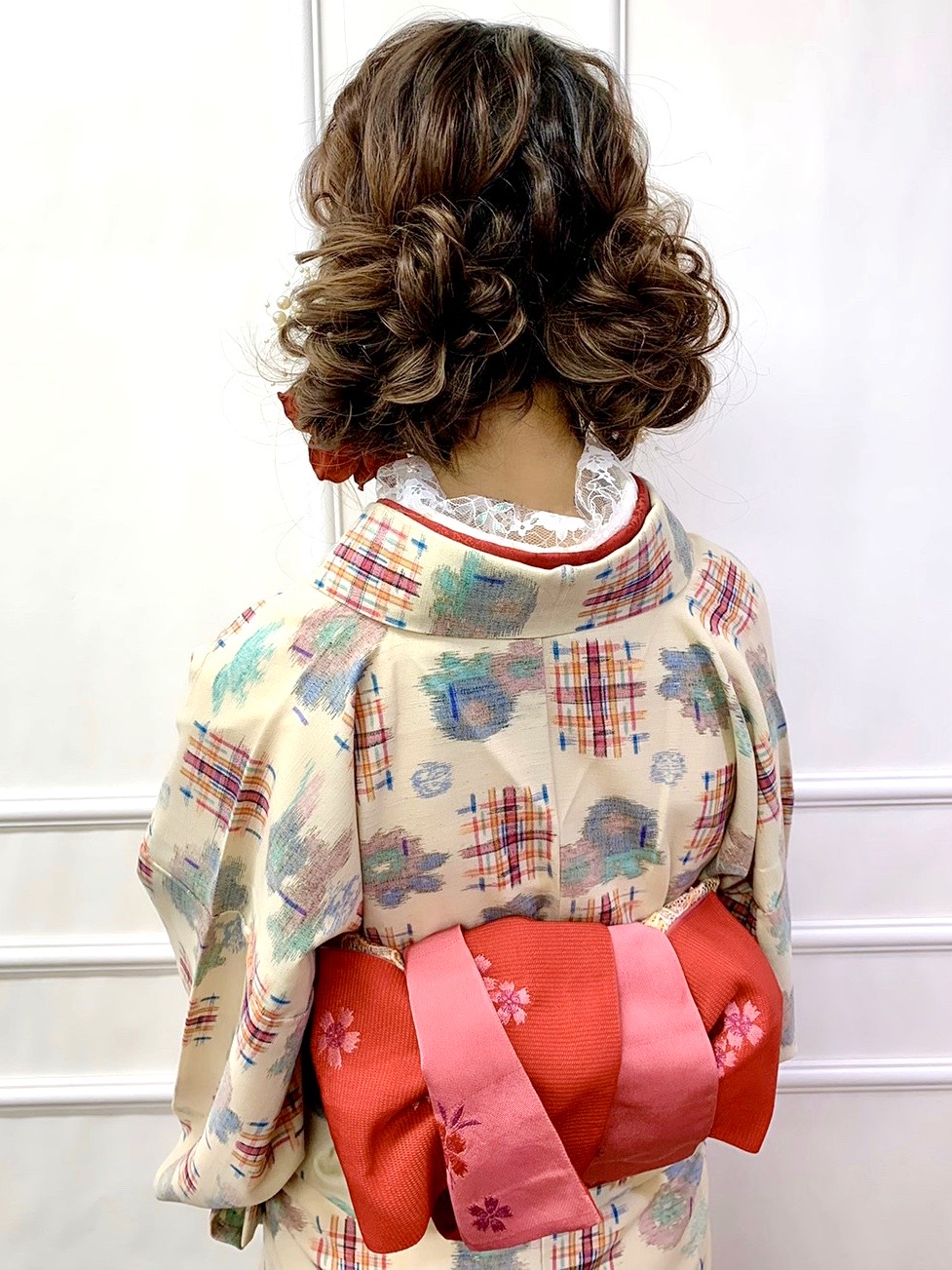 レトロ調な可愛い着物に合わせた 下めのツインお団子 新宿歌舞伎町の美容室 Hair Set Up S ヘアセット メイク 着付け