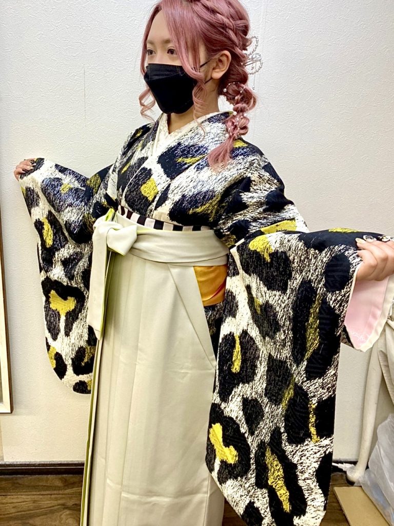 可愛く珍しいヒョウ柄のお着物♪『卒業式袴着付け＋ヘアセット』│新宿 