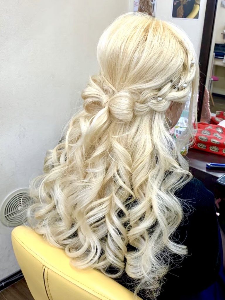 キレイな金髪!後ろで立体リボン(*^-^*)