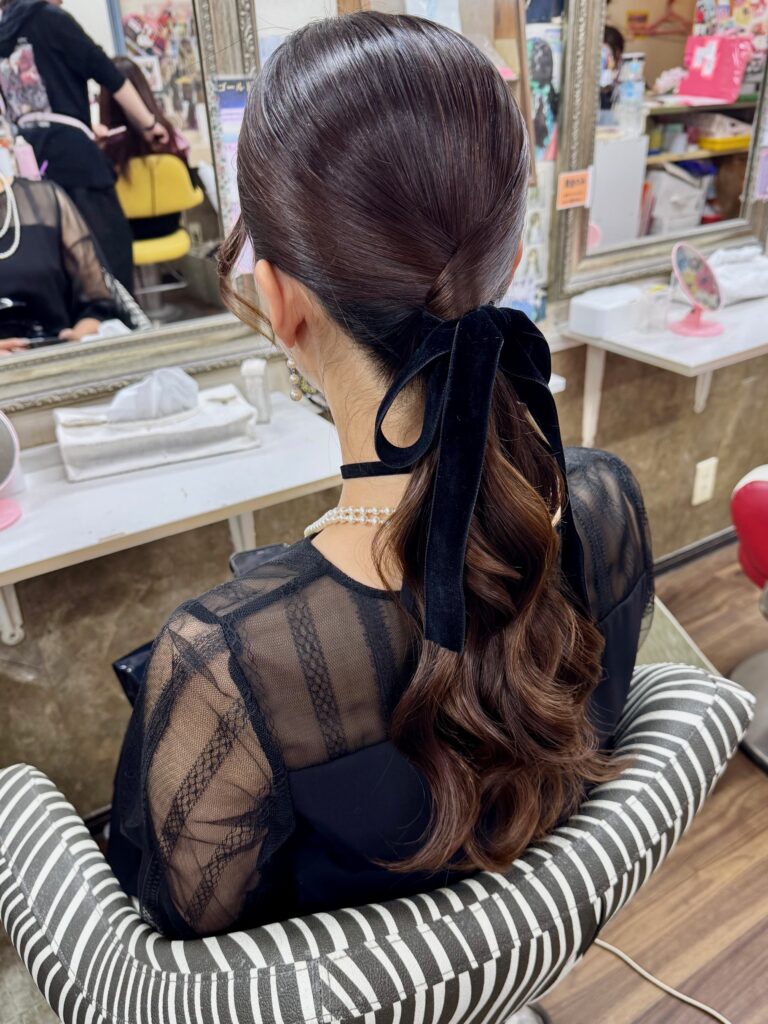 シンプルでタイトな『大人キレイローポニーテール』